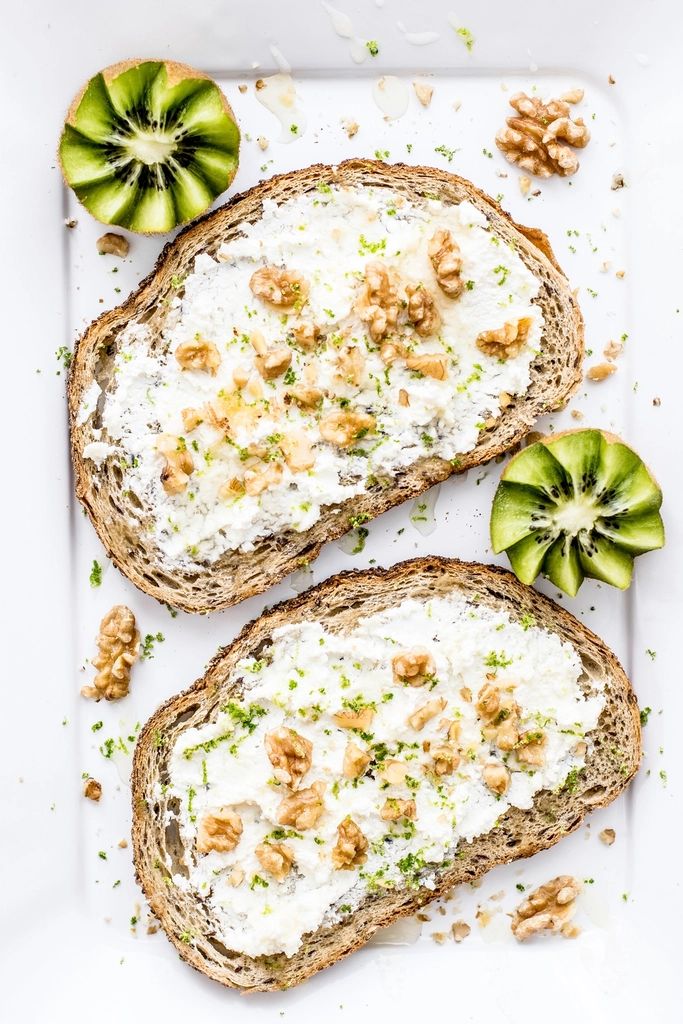 Tartine chèvre-miel-noix